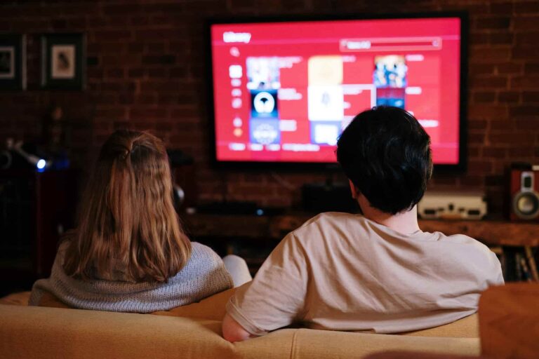Cómo pagar menos por Netflix, YouTube y Disney+ en 2026 (de forma legal)
