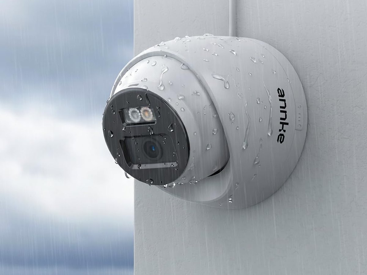 Cámara domo ANNKE de 12 MP mojada por la lluvia en la pared exterior