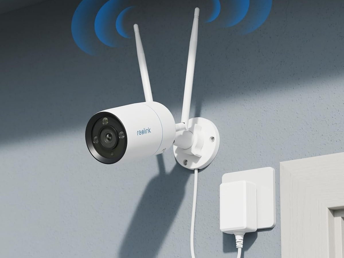 Cámara WiFi Reolink con dos antenas instalada en la pared exterior de una casa