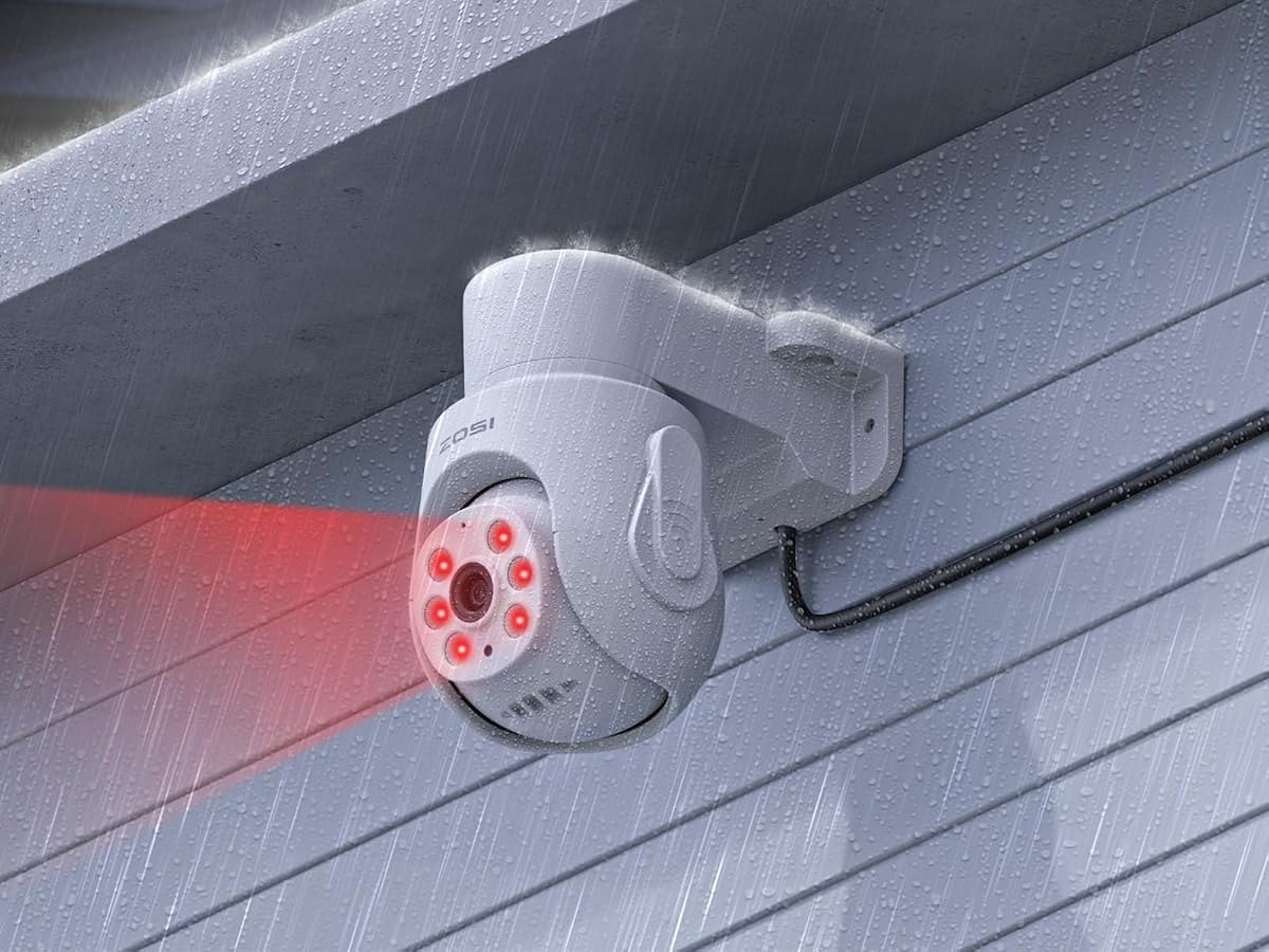 Cámara motorizada ZOSI del kit con grabador DVR instalada bajo un alero bajo la lluvia