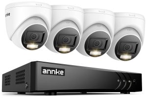 Kit de vigilancia ANNKE con cuatro cámaras domo blancas y grabador DVR negro de 8 canales