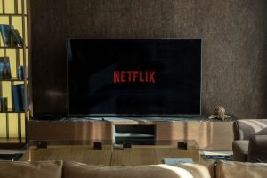 Salón moderno con un televisor grande mostrando Netflix, conectado a un TV box Android