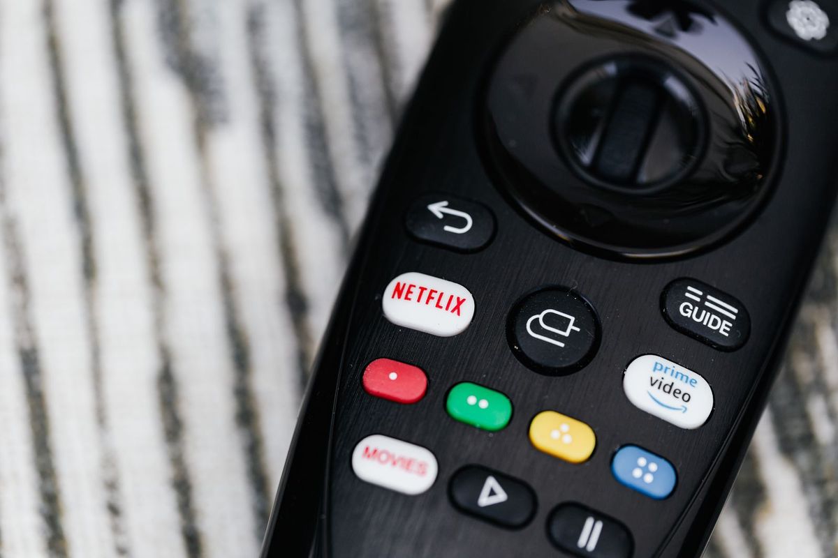 Mando de televisión con botones de acceso directo a Netflix, Prime Video y otras plataformas