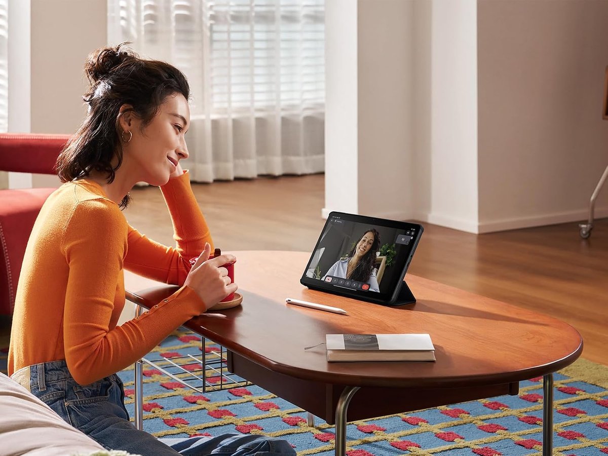 Mujer haciendo una videollamada con una tablet Xiaomi Redmi Pad 2 apoyada en una mesa del salón